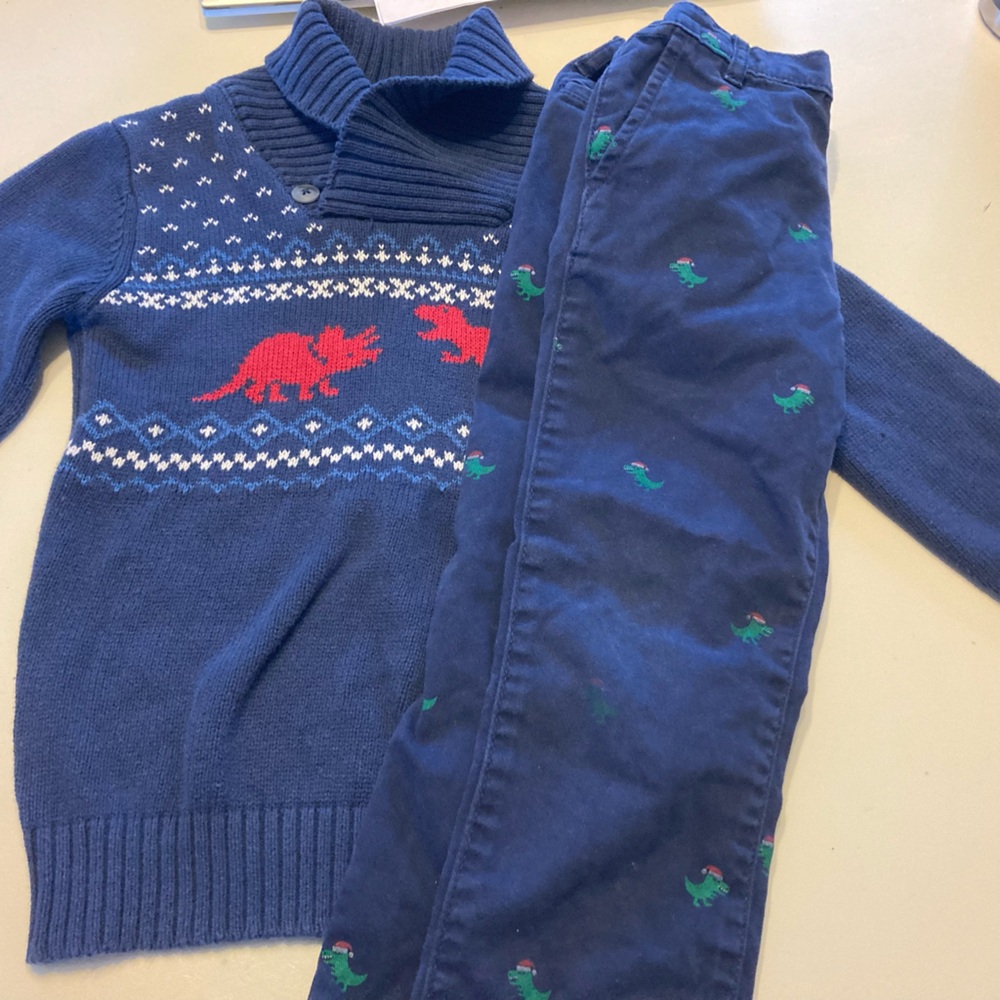 Children’s place size 5t Christmas dinosaur sweater and pants set